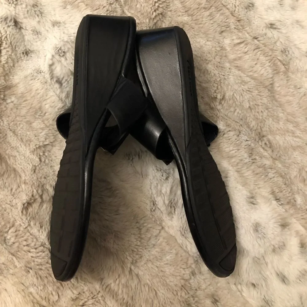 : : COLE HAAN OS GRAND Thong Sandals with Gold Tone Block Square Logo Detail : :